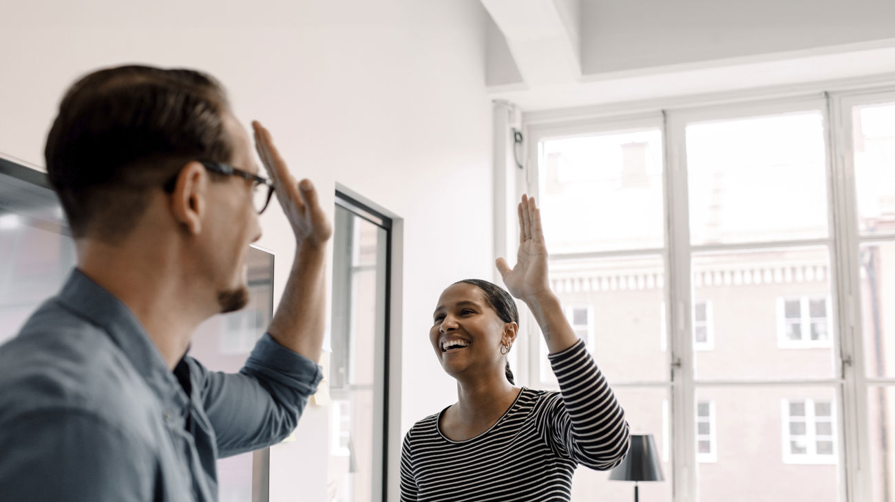 Kollegaer der high-fiver hinanden